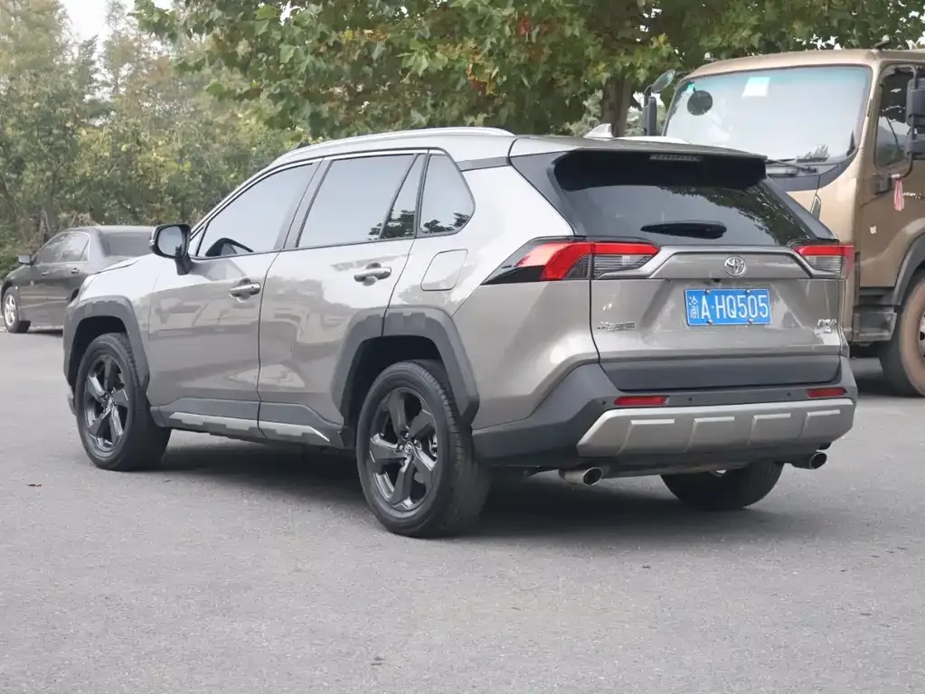 Toyota RAV4 — фото 7