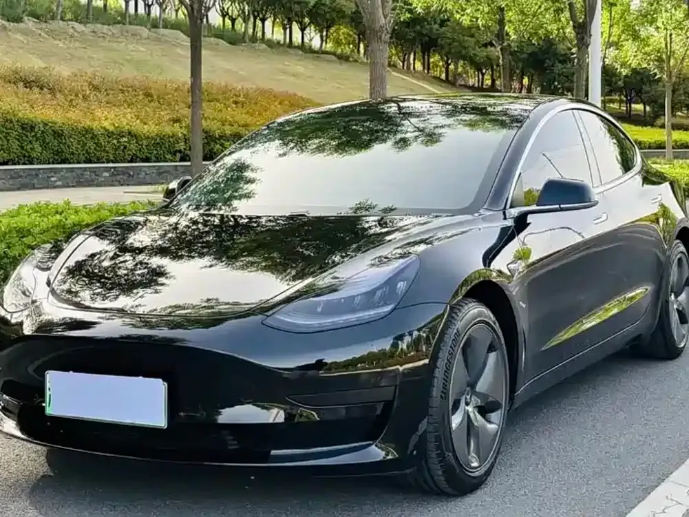 Tesla Model 3 — фото 1