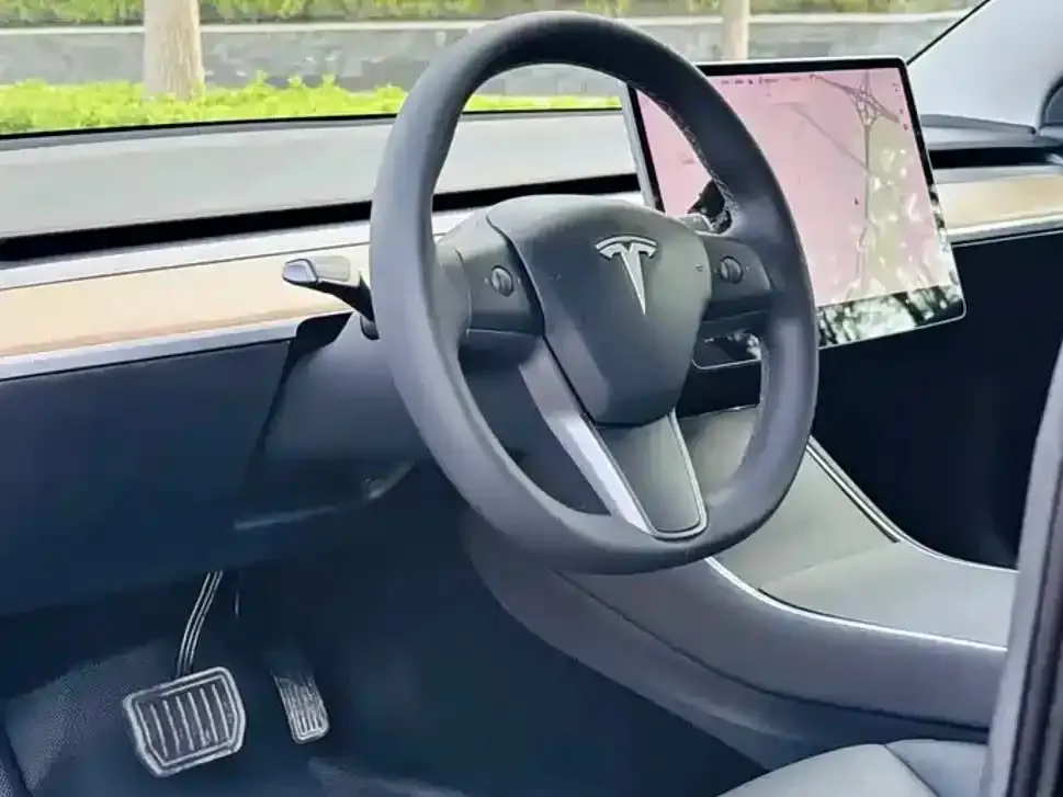 Tesla Model 3 — фото 3