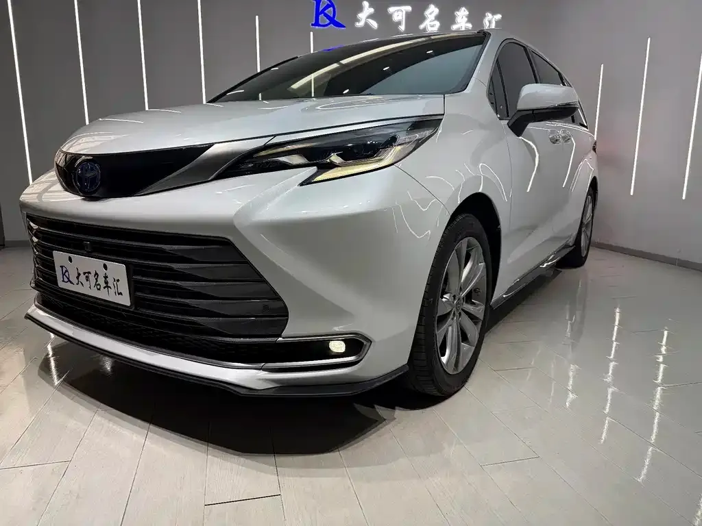 Toyota Sienna — фото 1