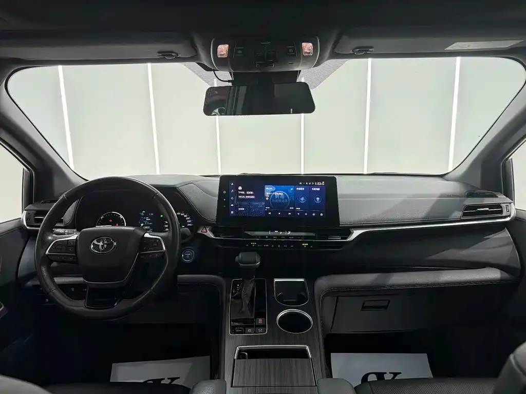 Toyota Sienna — фото 4