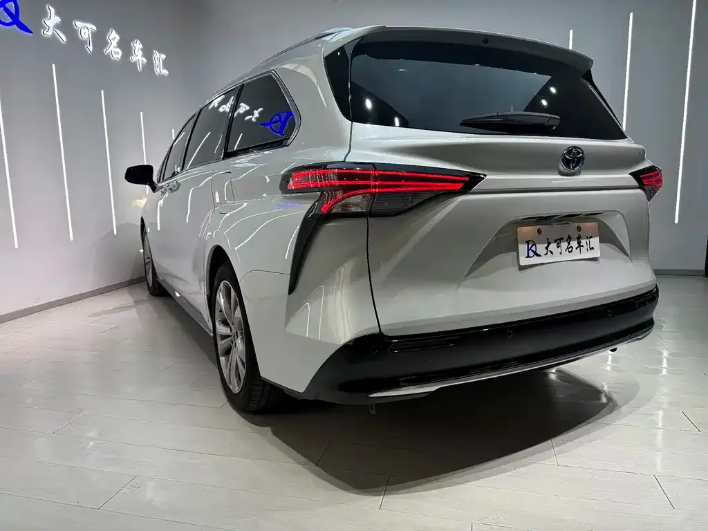 Toyota Sienna — фото 5