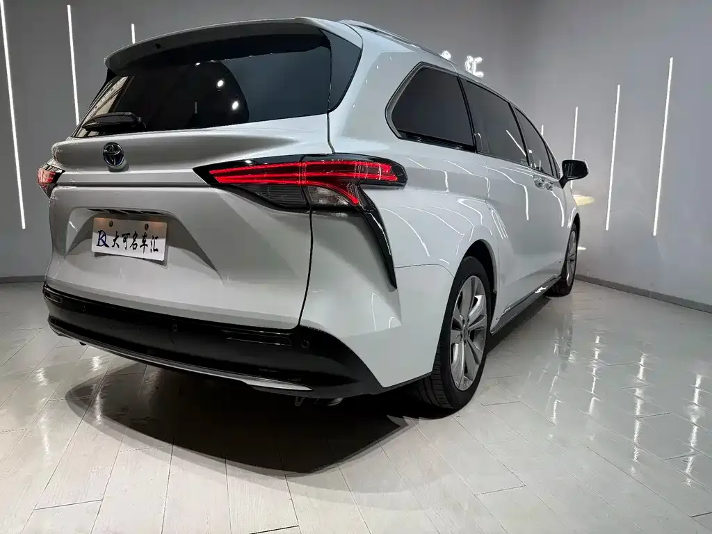 Toyota Sienna — фото 10