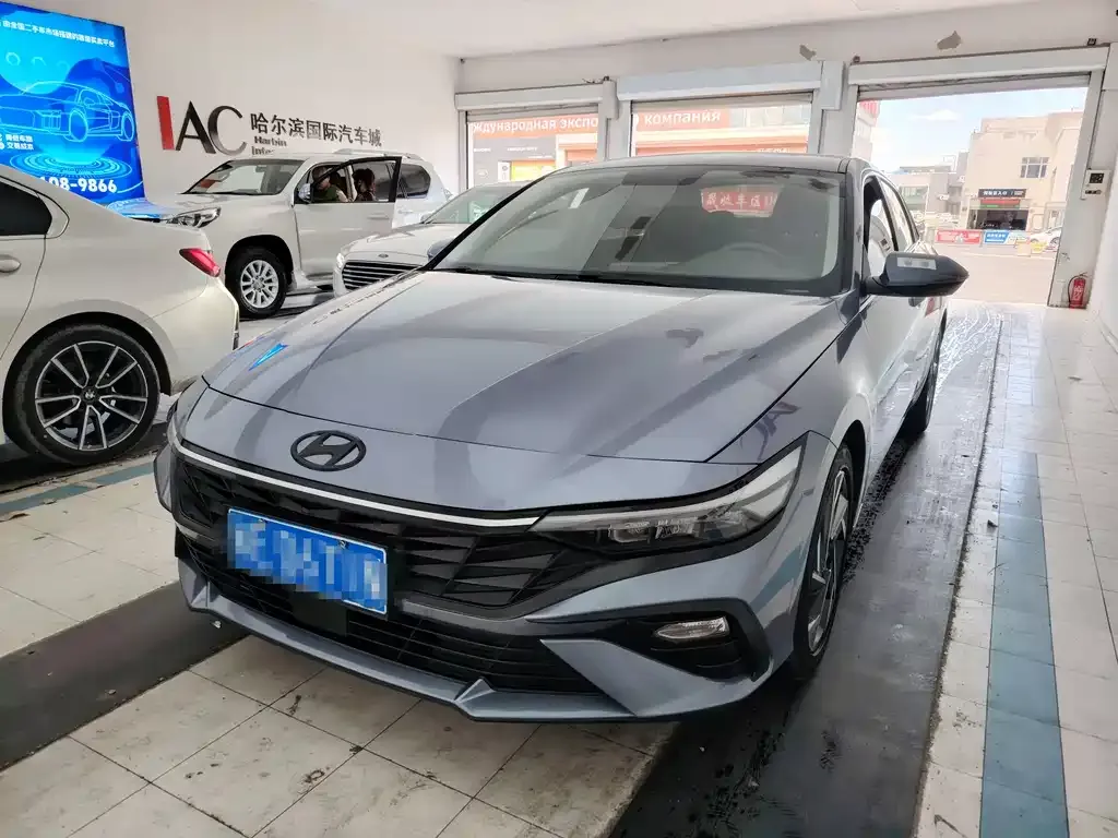 Hyundai Elantra — фото 1