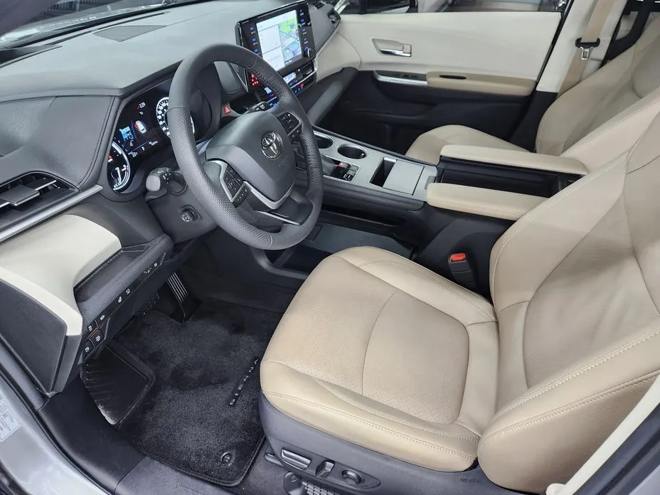 Toyota Sienna — фото 2