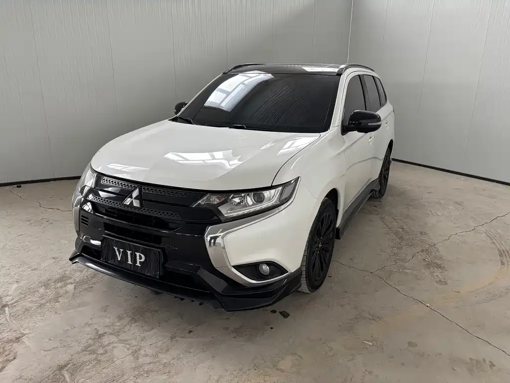 Mitsubishi Outlander — фото 1
