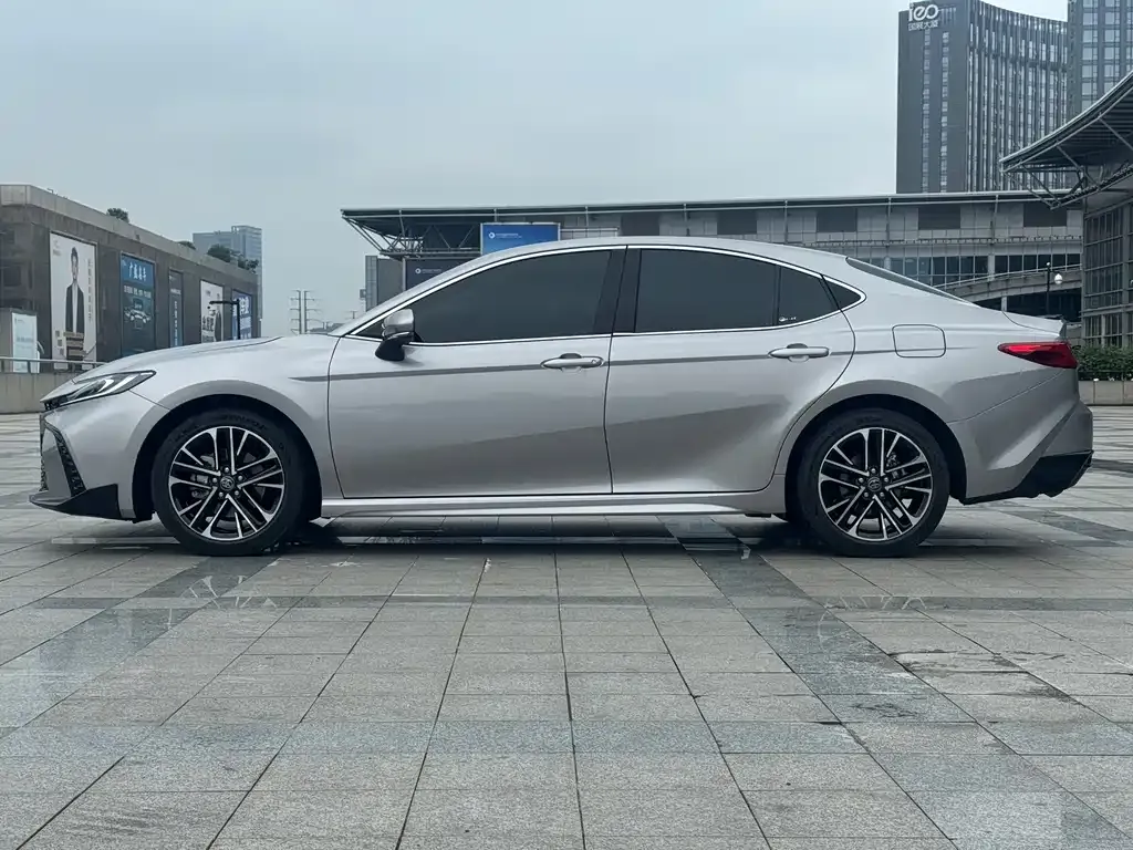 Toyota Camry — фото 5