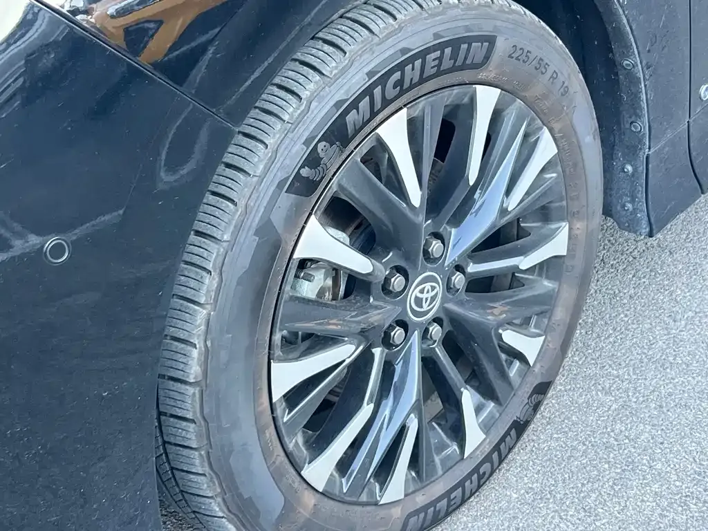 Toyota Alphard — фото 9