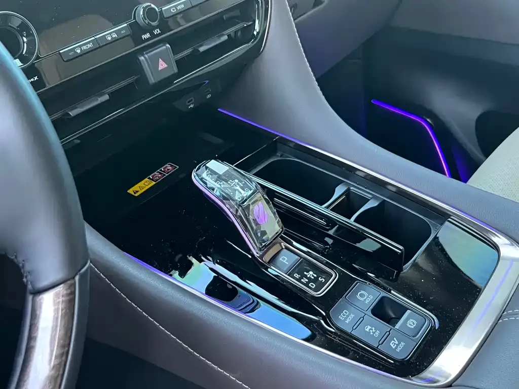 Toyota Alphard — фото 2