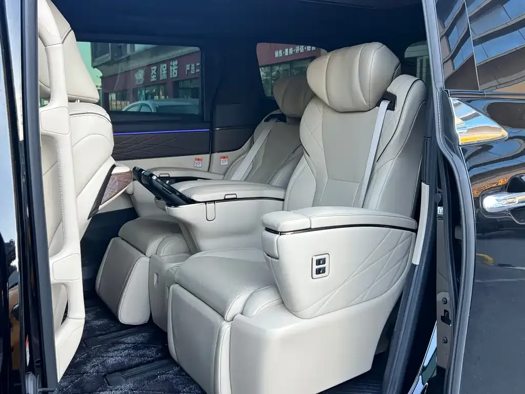 Toyota Alphard — фото 6