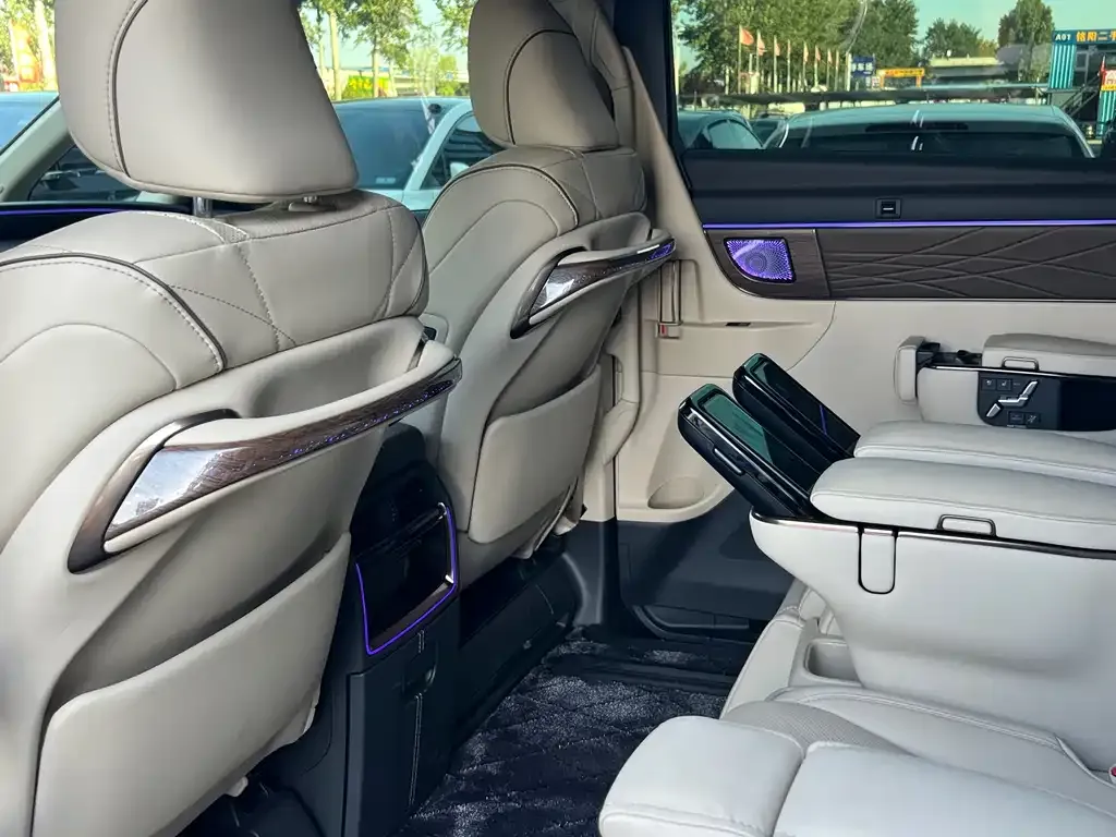 Toyota Alphard — фото 8