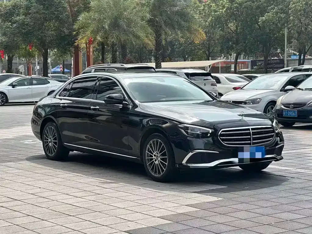 Mercedes-Benz E-Class — фото 1