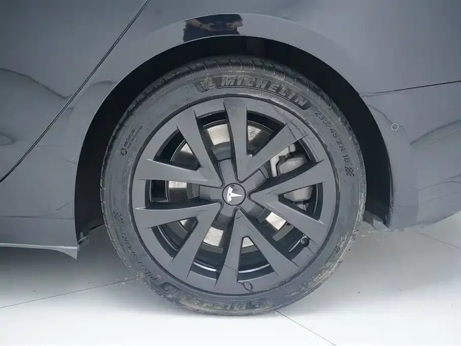 Tesla Model 3 — фото 3