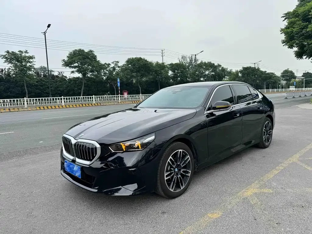 BMW 5 Series — фото 1