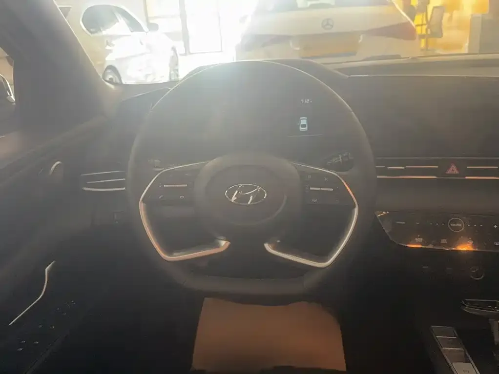 Hyundai Elantra 2023 из CN, фото 3
