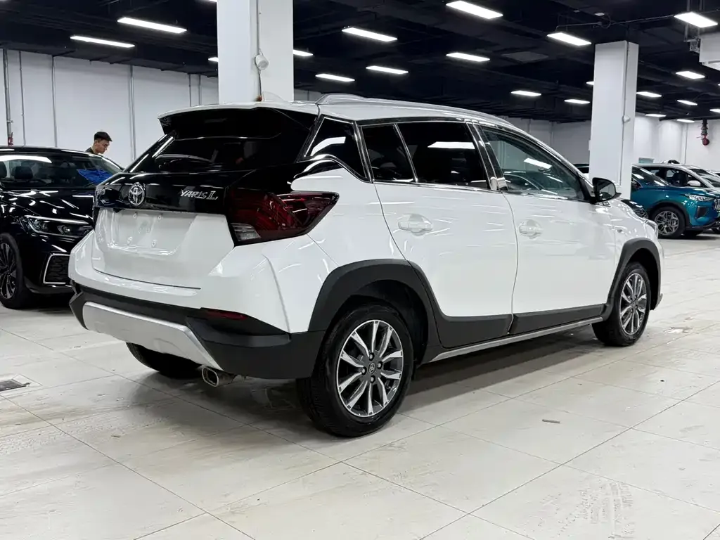 Toyota Yaris L — фото 2
