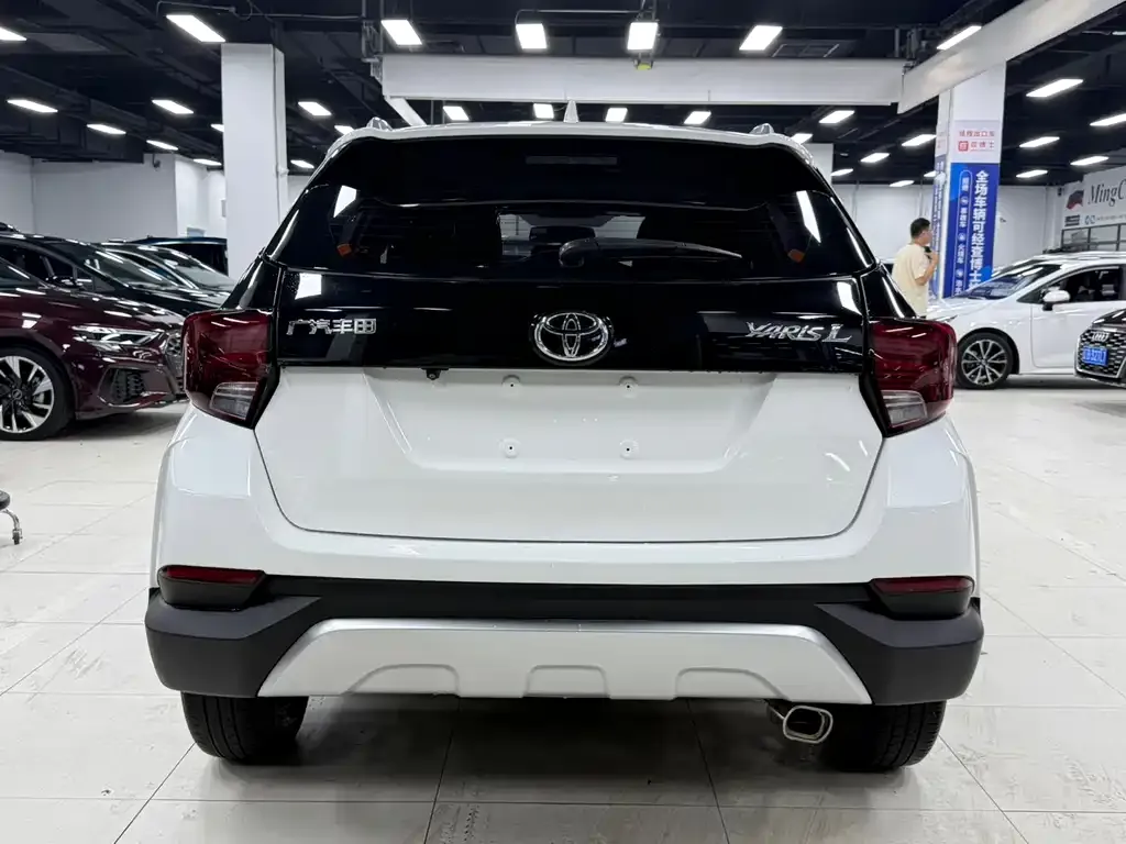 Toyota Yaris L — фото 4