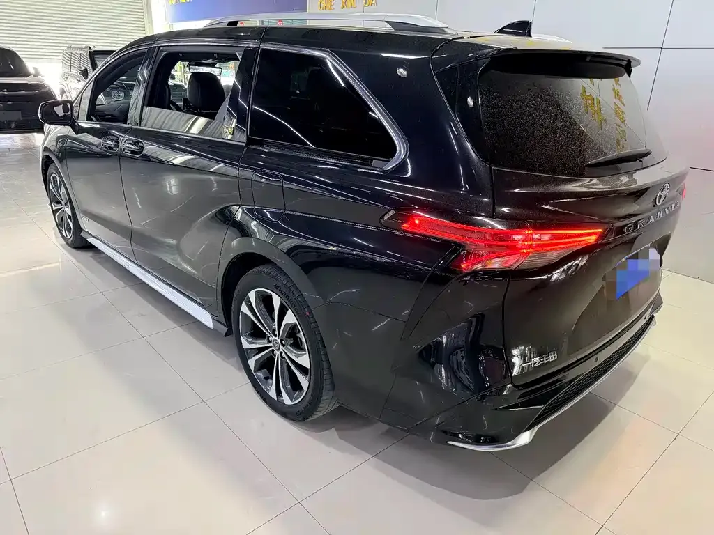 Toyota Granvia — фото 10