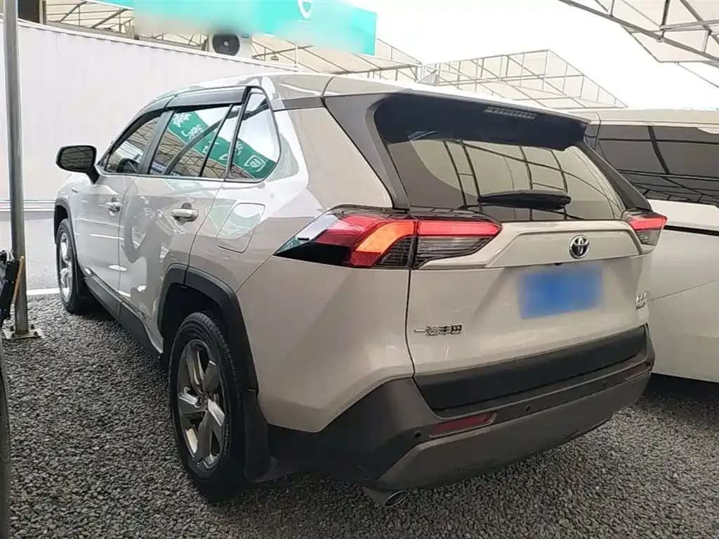 Toyota RAV4 — фото 7