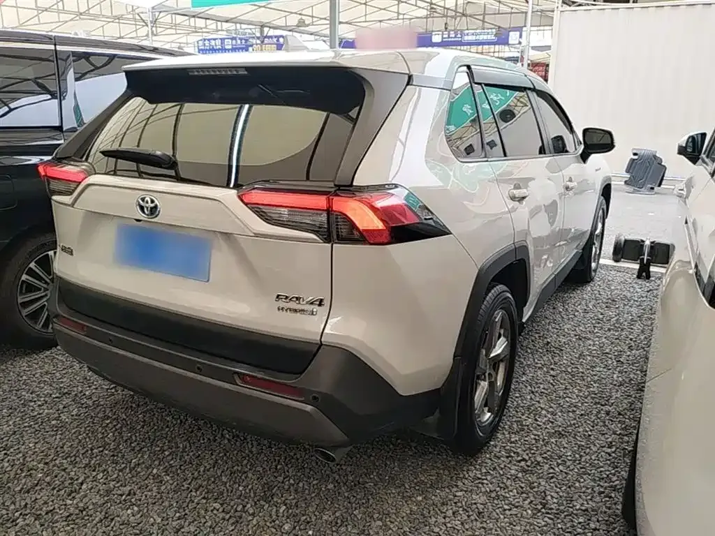 Toyota RAV4 — фото 10