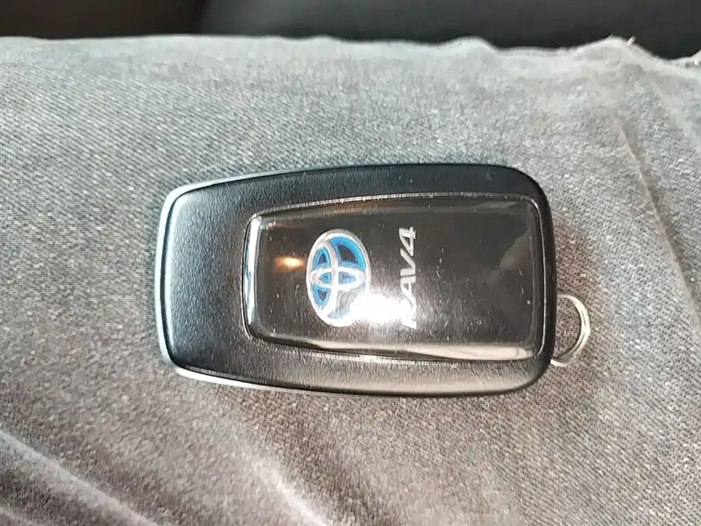 Toyota RAV4 — фото 2