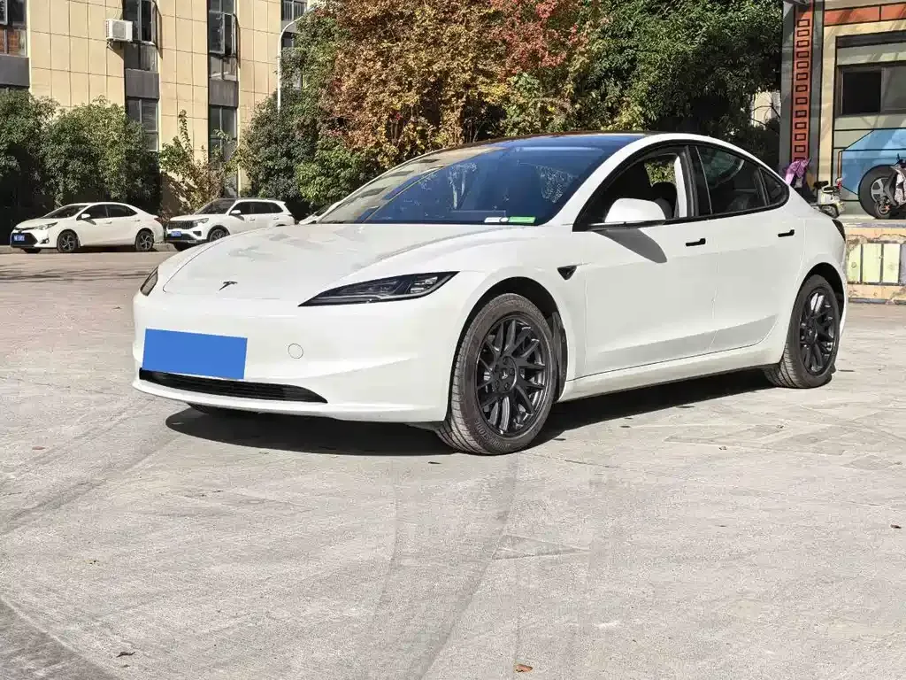 Tesla Model 3 — фото 1
