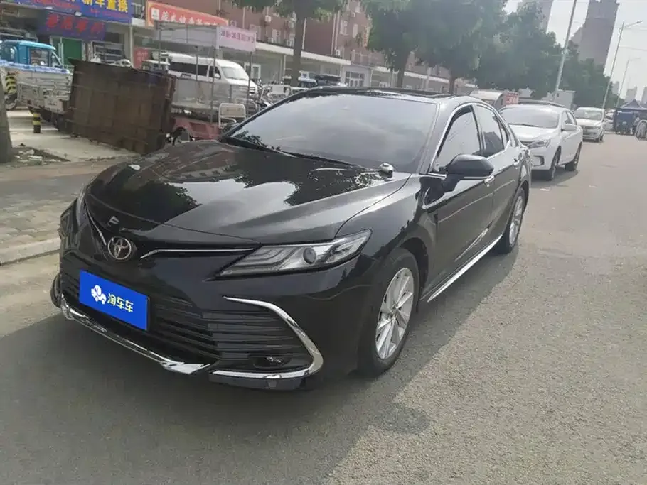Toyota Camry — фото 1