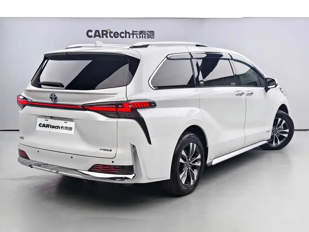 Toyota Sienna — фото 2