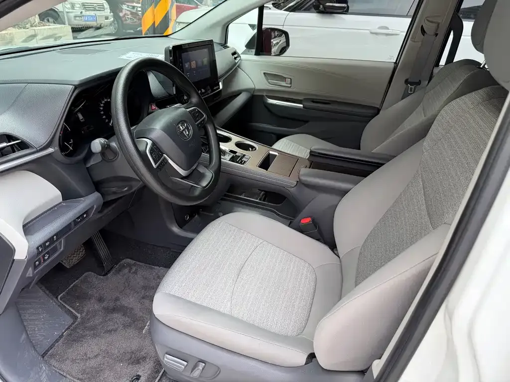 Toyota Sienna — фото 4