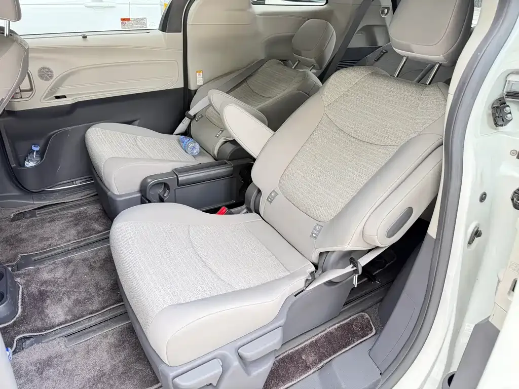 Toyota Sienna — фото 6
