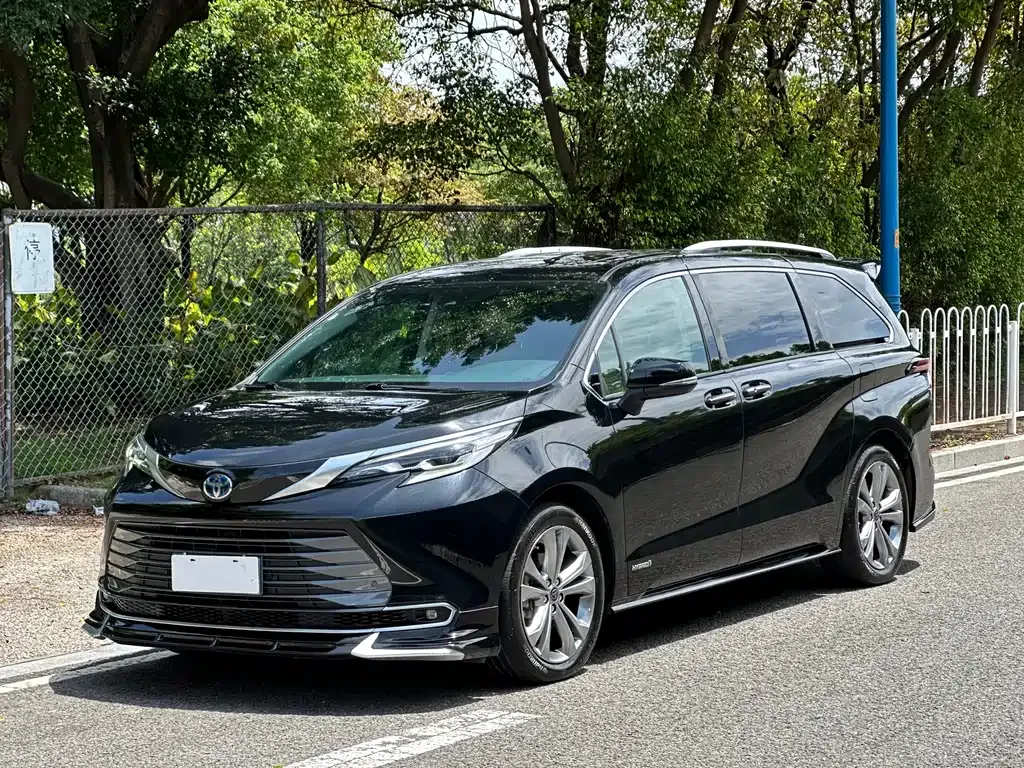 Toyota Sienna — фото 1