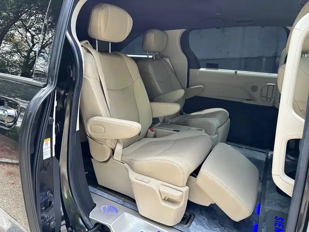 Toyota Sienna — фото 5