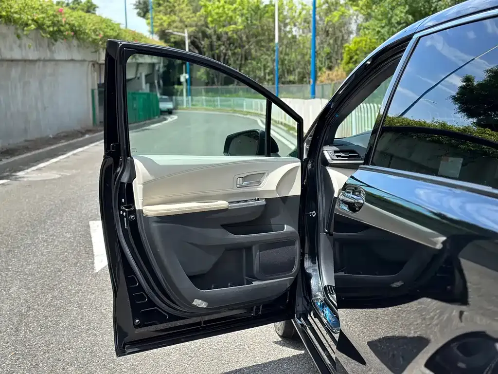 Toyota Sienna — фото 10