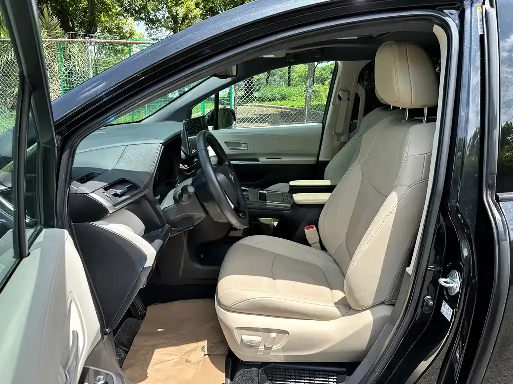 Toyota Sienna — фото 4
