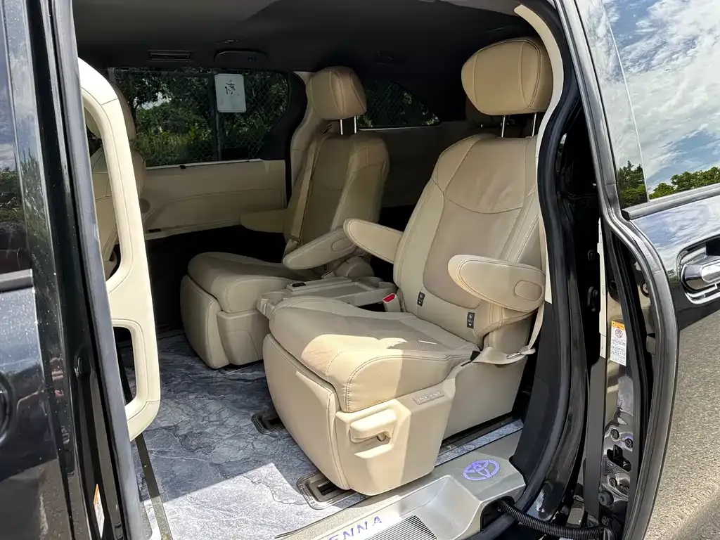 Toyota Sienna — фото 3