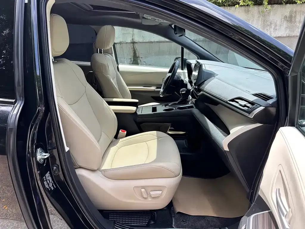 Toyota Sienna — фото 2
