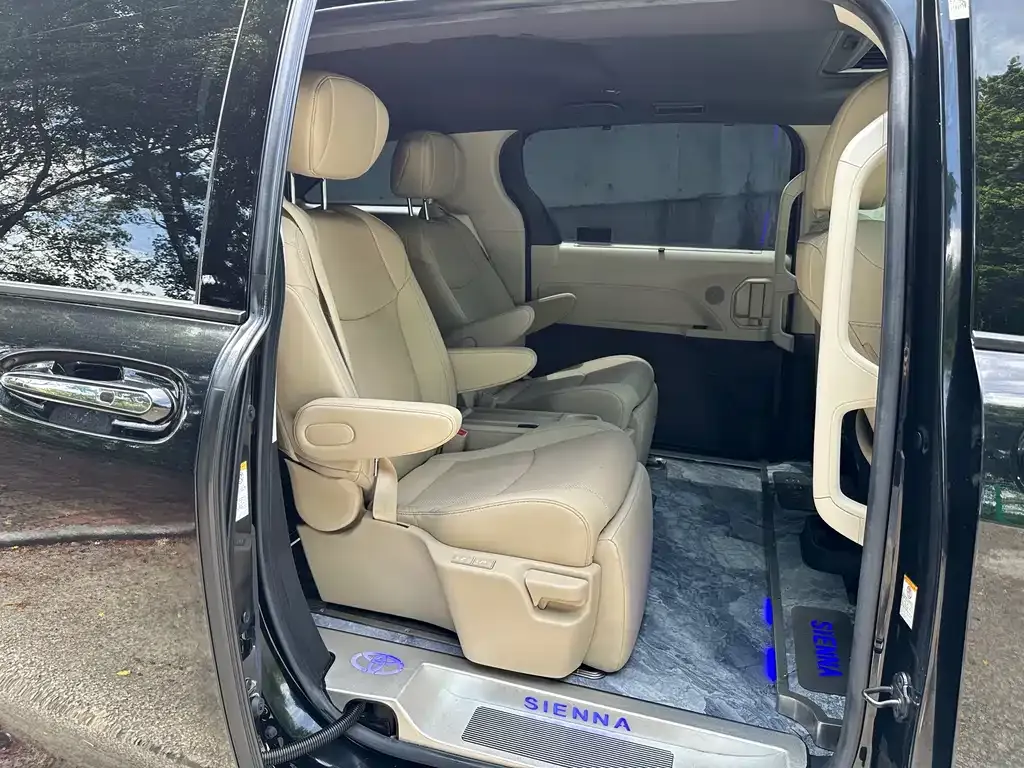 Toyota Sienna — фото 9
