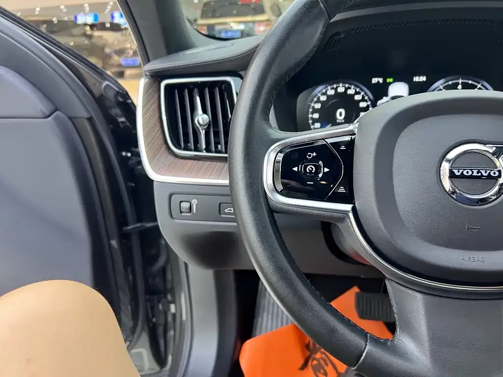 Volvo XC60 — фото 4