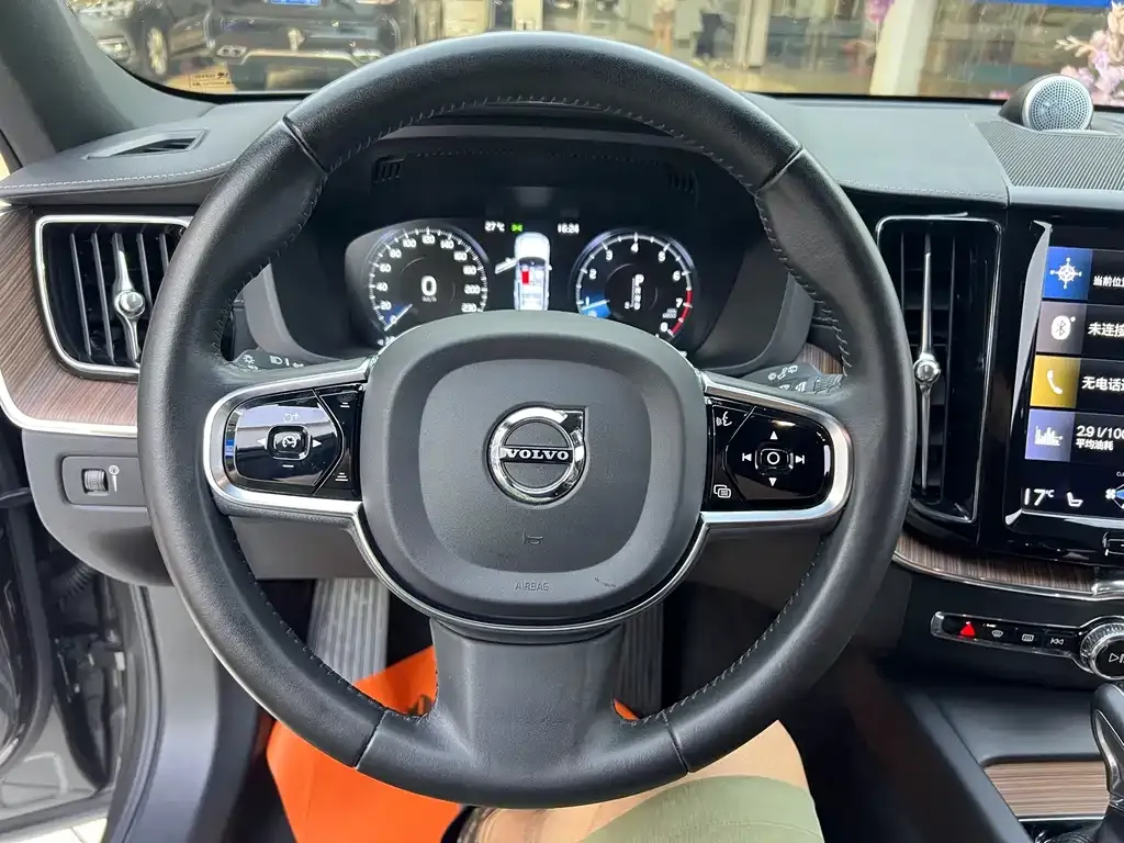 Volvo XC60 — фото 9