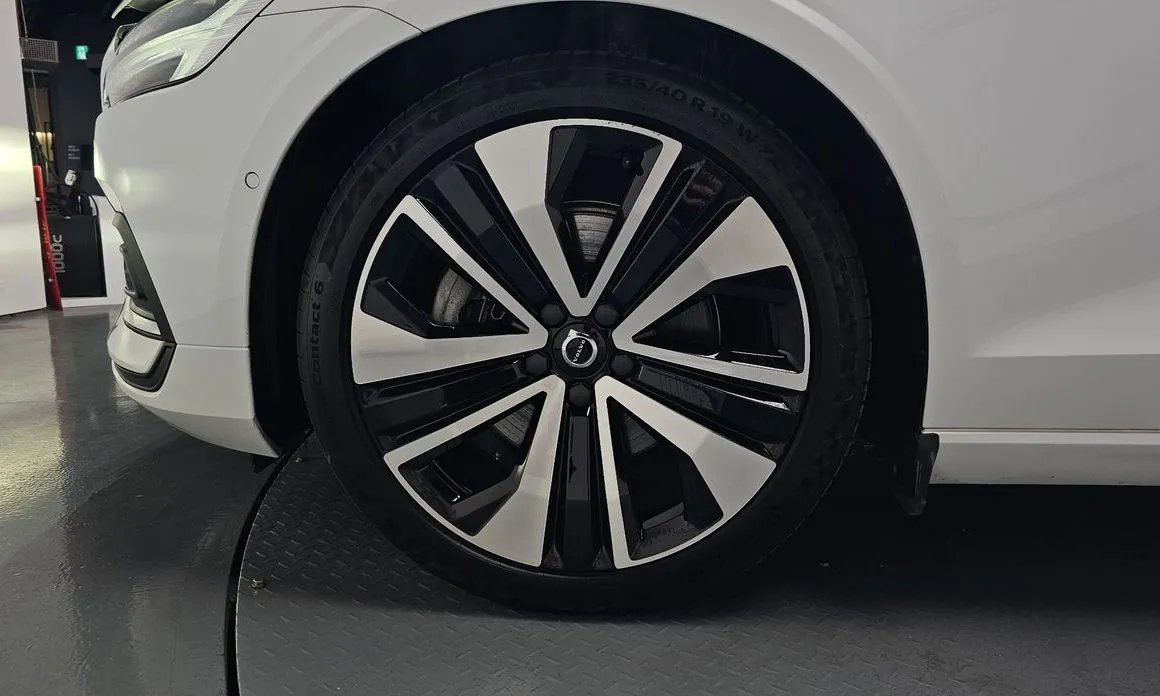 Volvo S60 2023 из KR, фото 8