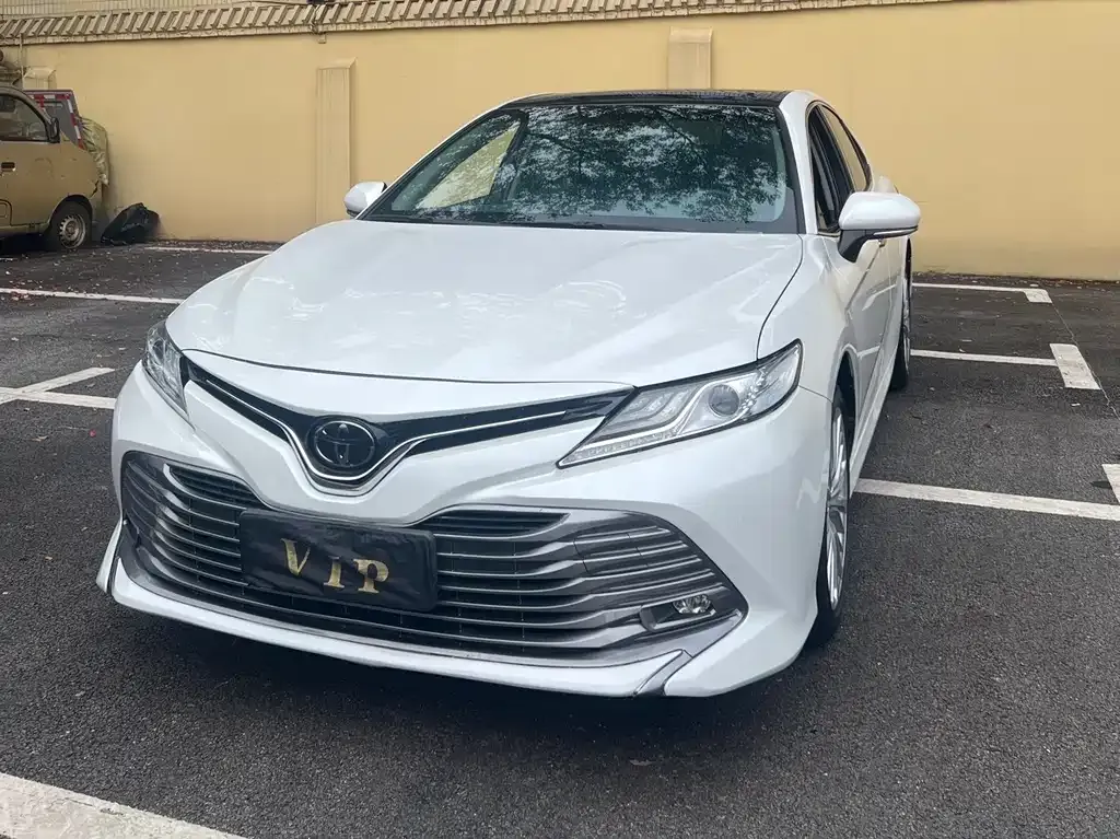 Toyota Camry — фото 1