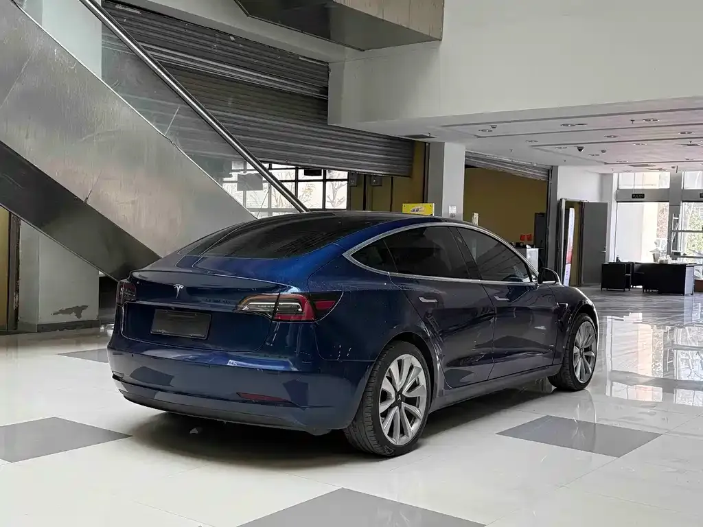 Tesla Model 3 — фото 2