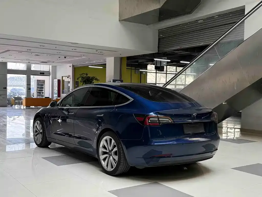 Tesla Model 3 — фото 6