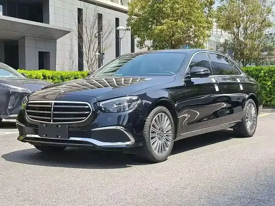 Mercedes-Benz E-Class — фото 1