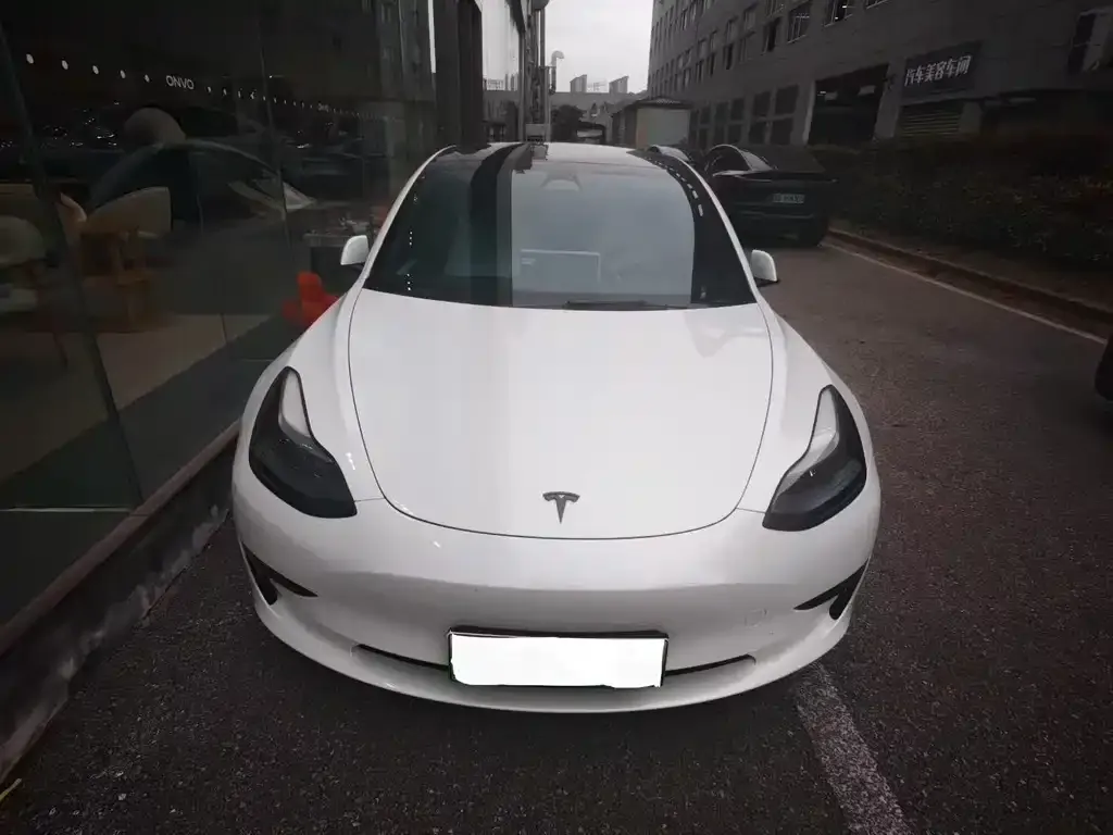 Tesla Model 3 — фото 1