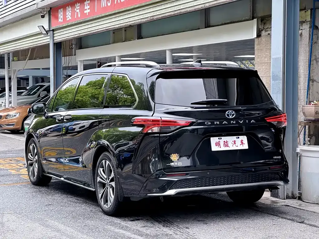 Toyota Granvia — фото 5
