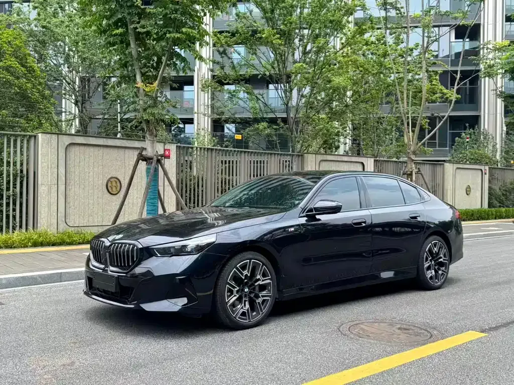 BMW 5 Series — фото 1
