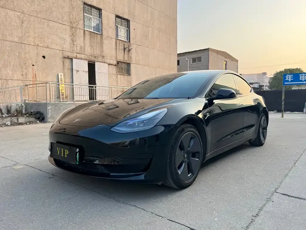 Tesla Model 3 — фото 1