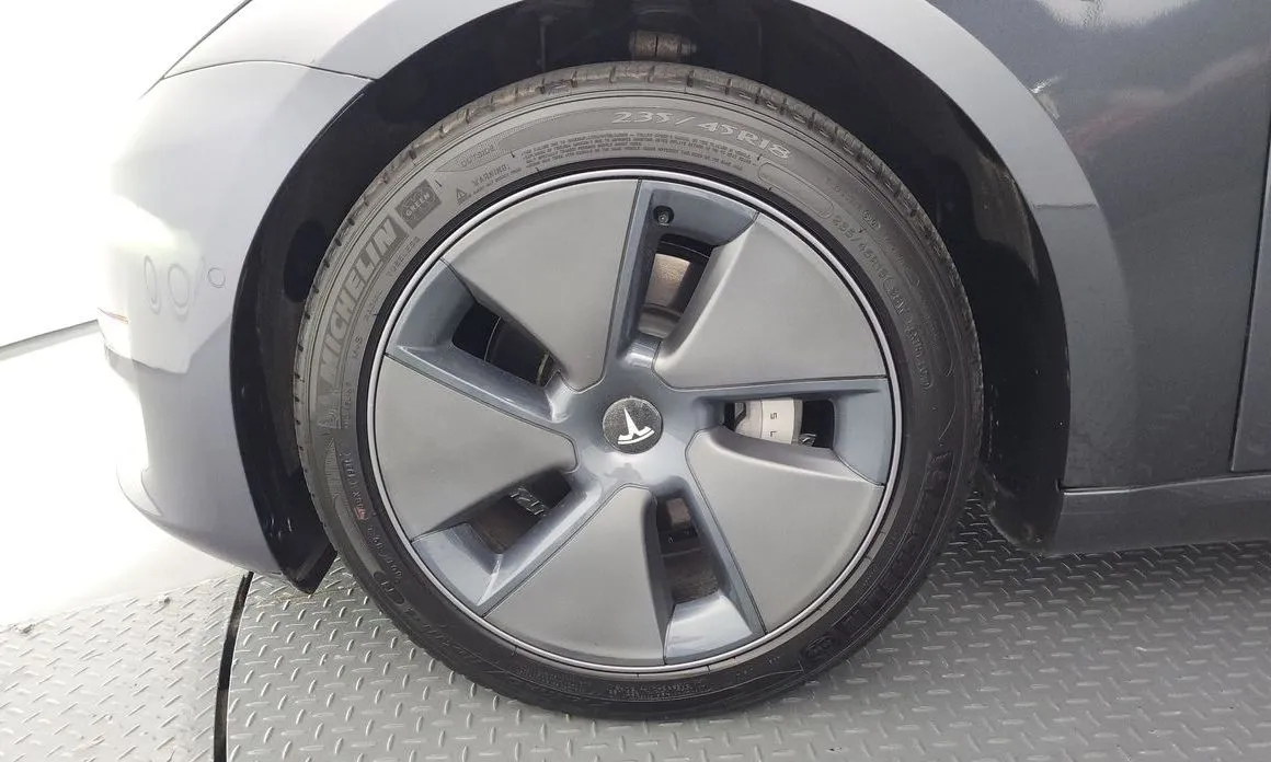 Tesla Model 3 — фото 4
