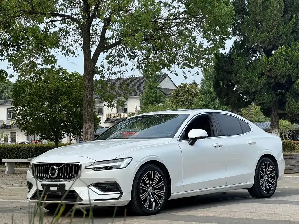 Volvo S60 — фото 1